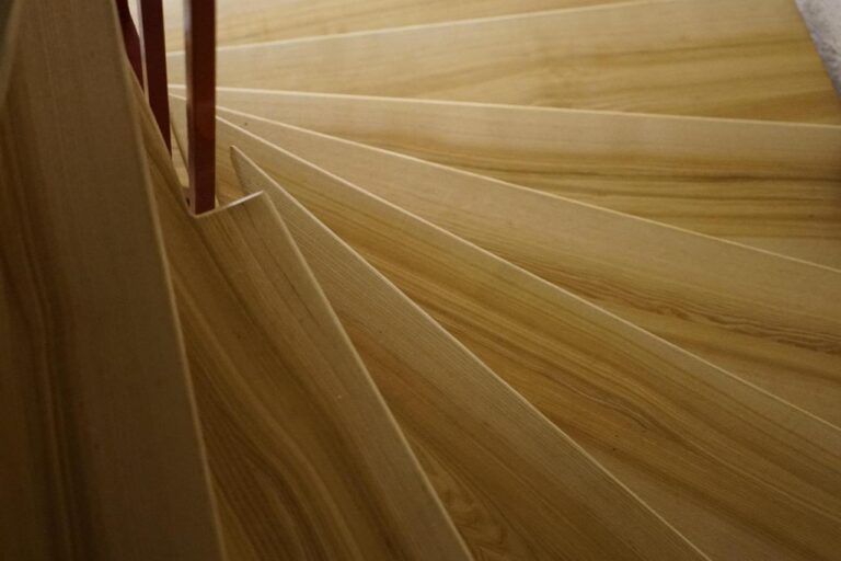 Renovatie van een trap in een huishouding met kinderen en huisdieren, met moderne afwerking en antislip oppervlak